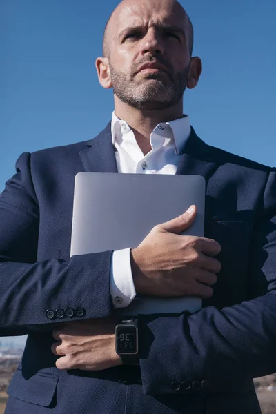 Hombre de negocios con portátil en el exterior — Foto de Stock