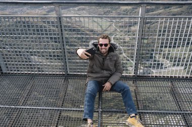 dağ smartphone ile genç adam