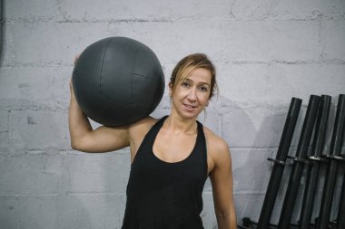 Spor top ile Out çalışan kadın