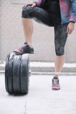 Sokakta ağırlıkları ile çalışan kadın