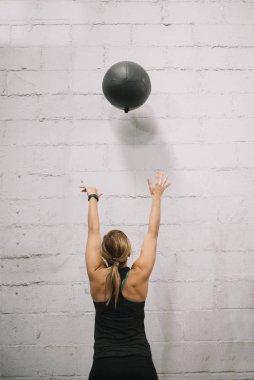 Spor top ile Out çalışan kadın