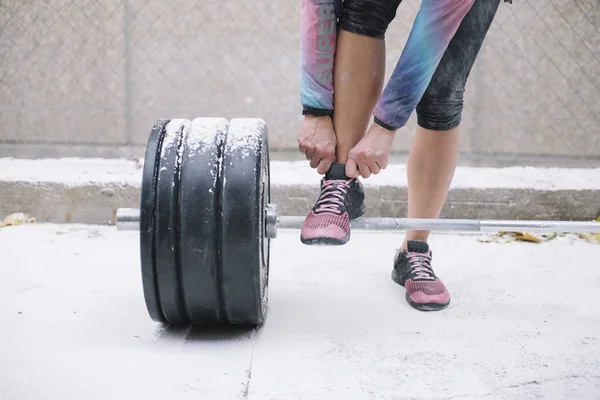 Sokakta ağırlıkları ile çalışan kadın