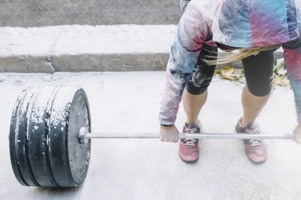 Sokakta ağırlıkları ile çalışan kadın