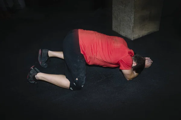 Ο άνθρωπος κουρασμένος στο γυμναστήριο — Φωτογραφία Αρχείου