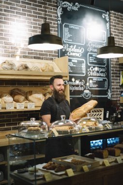 adam hipster fırında çalışıyor