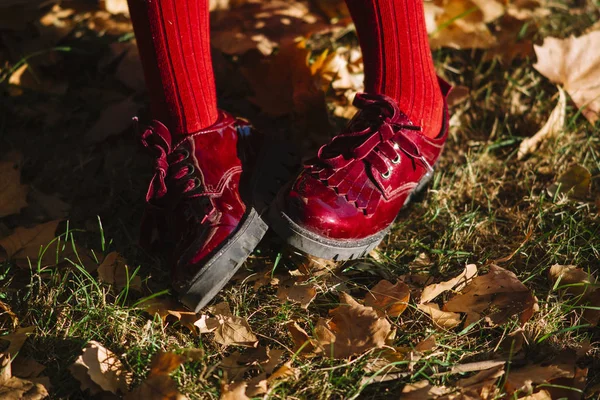 Meisje met rode schoenen voeten — Stockfoto