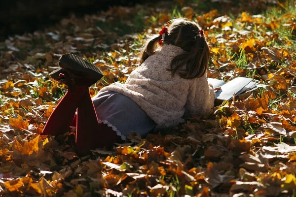 美しい少女は、公園で本を読んで — ストック写真