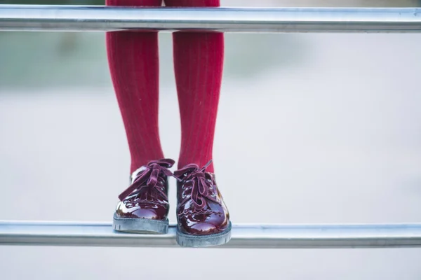 Meisje met rode schoenen voeten — Stockfoto