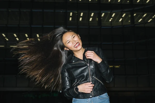 Hermosa chica asiática feliz con pelo al aire libre — Foto de Stock