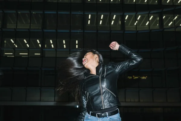 Hermosa chica asiática feliz con pelo al aire libre — Foto de Stock