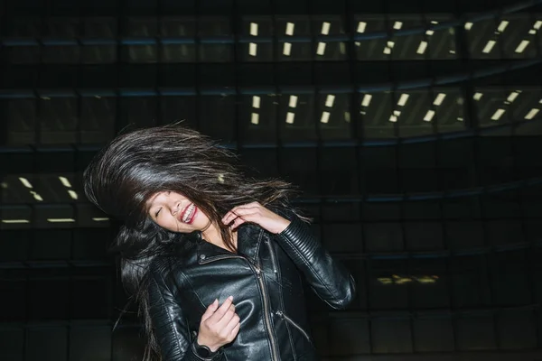 Hermosa chica asiática feliz con pelo al aire libre — Foto de Stock