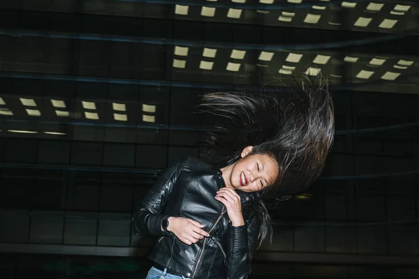 Красивая девушка азиатка счастлива с волосами на открытом воздухе — стоковое фото
