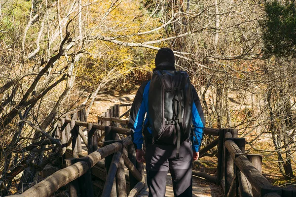 Hombre caminar puente de madera — Foto de Stock