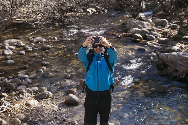 Man with smartphone in nature — Stock Photo, Image