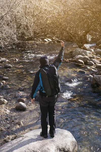 Hombre con smartphone en la naturaleza — Foto de Stock