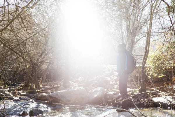 Hombre con smartphone en la naturaleza — Foto de Stock