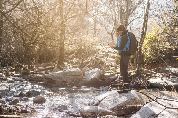 Hombre con smartphone en la naturaleza — Foto de Stock