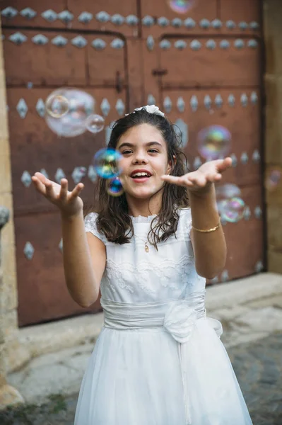 Jong meisje in de kerk — Stockfoto