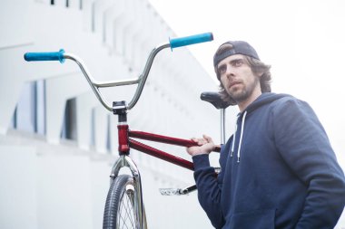 Telefon ile sokakta erkek Bmx sürücüsü