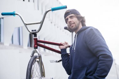 Telefon ile sokakta erkek Bmx sürücüsü
