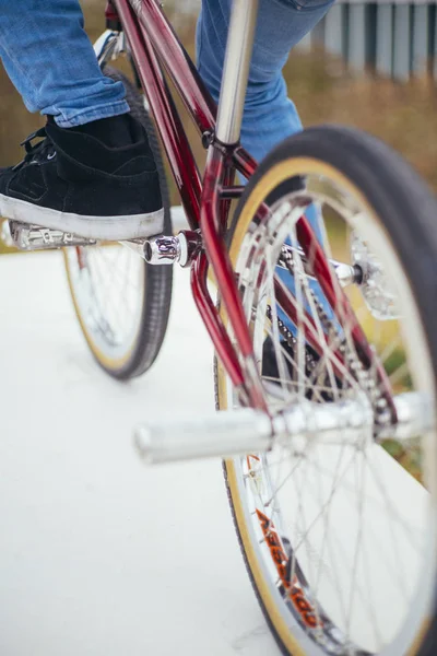 Mann BMX-kjører på gaten med telefon – stockfoto