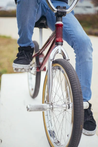 Mann BMX-kjører på gaten med telefon – stockfoto