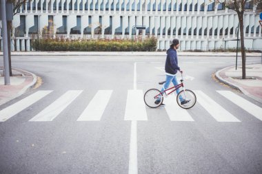 Sokak zebra crossing yürüyüş üzerinde erkek Bmx sürücüsü