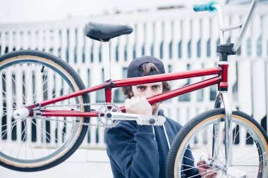Bmx bisiklet ile portre genç adam.