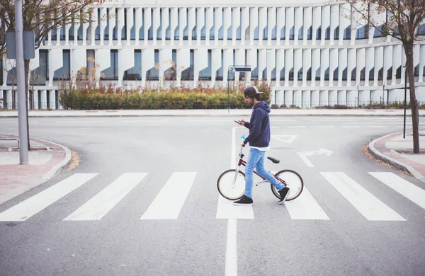 Telefon ile sokakta erkek Bmx sürücüsü — Stok fotoğraf