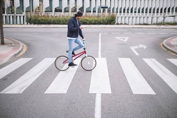 Masculino BMX cavaleiro na rua com telefone — Fotografia de Stock