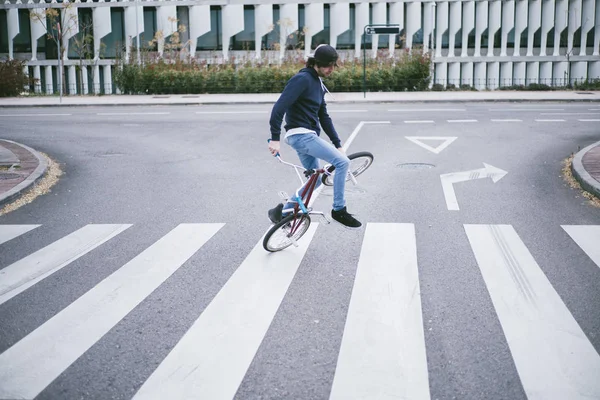 Jovem pratica com bicicleta BMX. — Fotografia de Stock