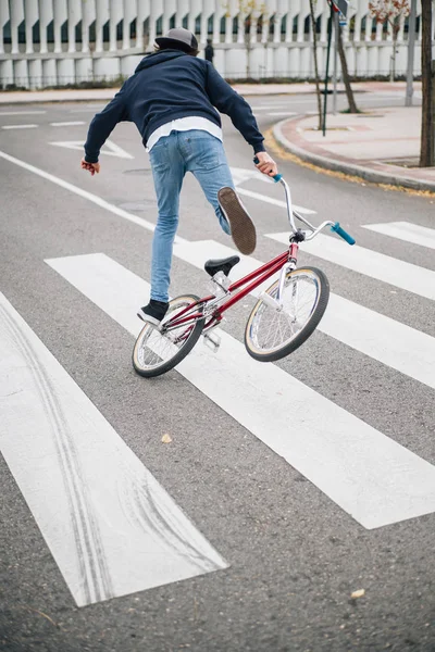 Jovem pratica com bicicleta BMX. — Fotografia de Stock