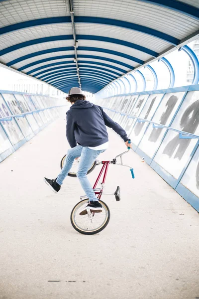 Praksis hos ungdom med BMX-sykkel. – stockfoto