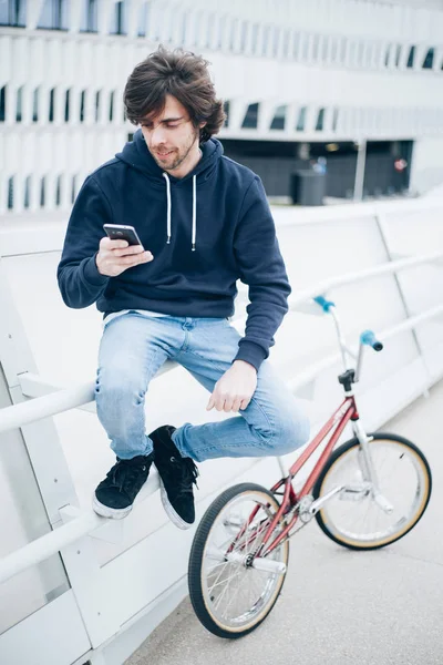 Férfi Bmx rider-utcán, telefon — Stock Fotó