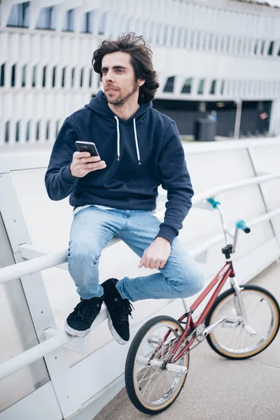 Férfi Bmx rider-utcán, telefon — Stock Fotó