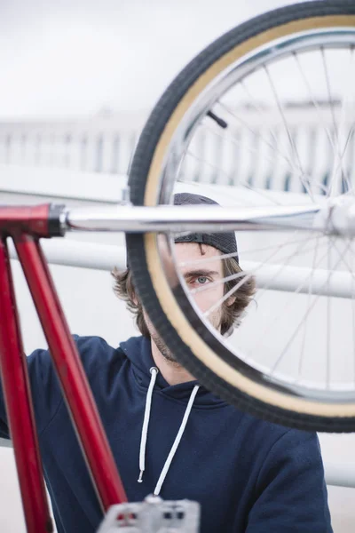 Portret jonge man met Bmx fiets. — Stockfoto
