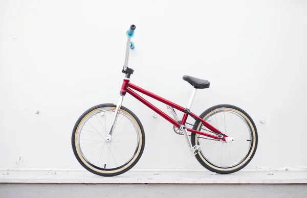 壁の横に赤い自転車 — ストック写真
