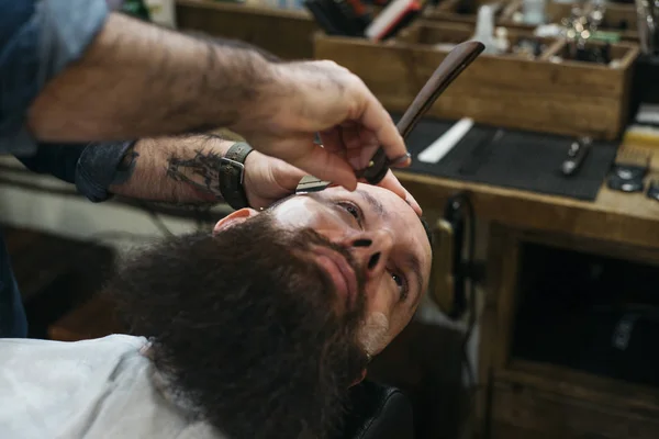Бородатий людини, що отримання стрижка бороди бритвою Барбер — стокове фото