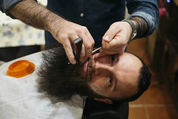 Бородатий людини, що отримання стрижка бороди бритвою Барбер — стокове фото