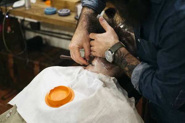 Brodaty mężczyzna Pierwsze strzyżenie broda z brzytwą Barber — Zdjęcie stockowe