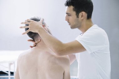 Ekipman radyo için kullanan bir adam tedavi fizyoterapist