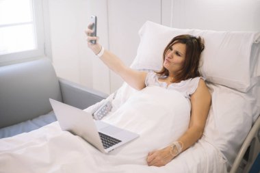 Smartphone ve dizüstü hastane ile hasta kadın