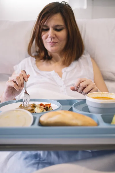 Mujer comiendo en el hospital — Foto de Stock