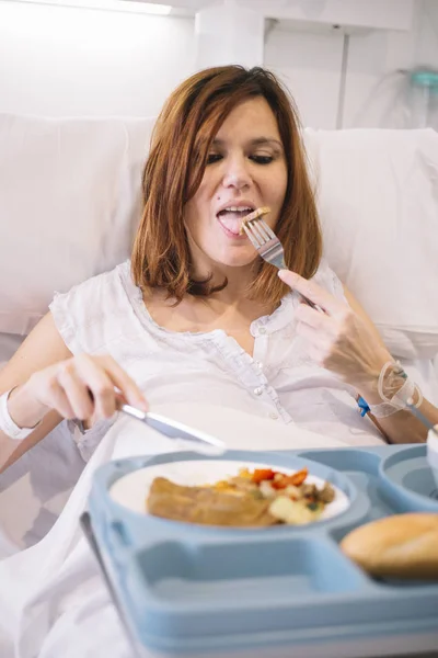 Mujer comiendo en el hospital — Foto de Stock