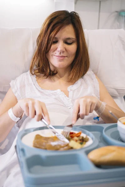 Hastanede yemek kadın — Stok fotoğraf