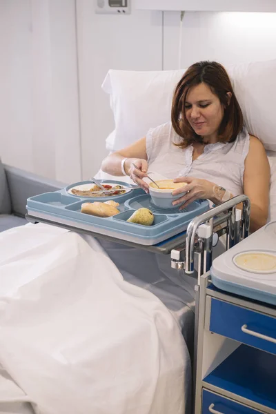 Vrouw eten in het ziekenhuis — Stockfoto