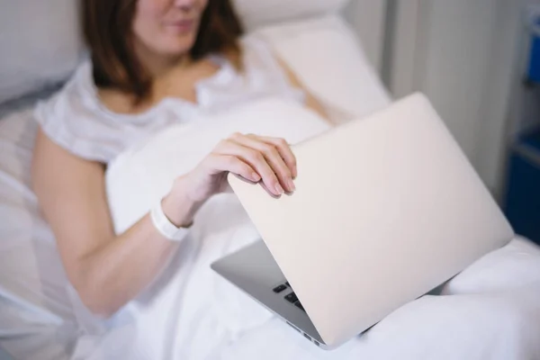 Γυναίκα που άρρωστος με το laptop στο νοσοκομείο — Φωτογραφία Αρχείου