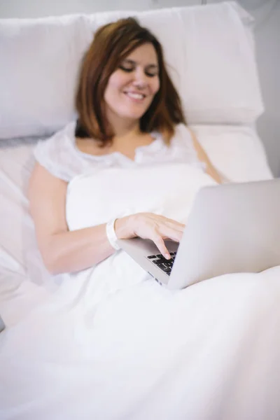 Donna malata di laptop in ospedale — Foto Stock