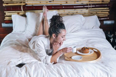 Yatakta Kadın Kahvaltısı