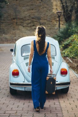 bavul ve araba ile güzel kadın